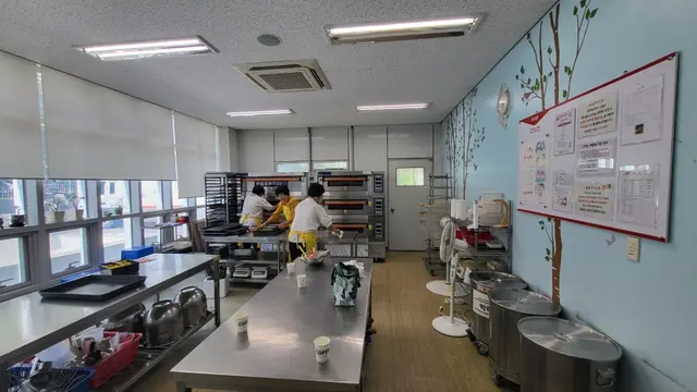 필름시공으로 화사해진 제빵실 인테리어 성안동 인테리어 시공 현장 사진 7