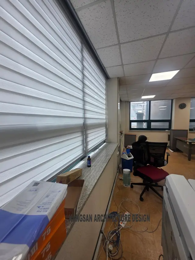 울산 사무실 인테리어 30평형 시공 사례 : 모던하고 세련된 화이트 오피스의 변신 울산 인테리어 시공 현장 사진 3